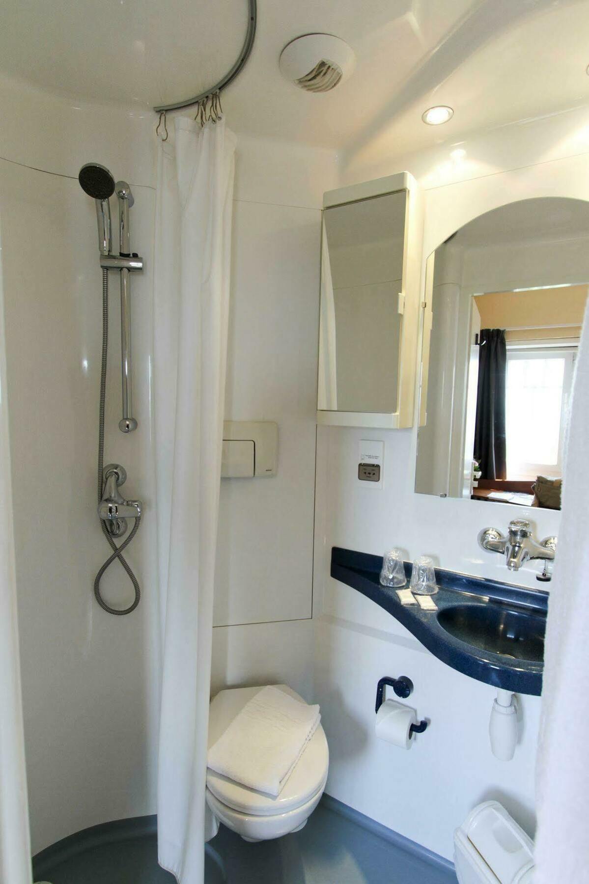 Centre Jean Bosco Hotel Lyon Kültér fotó The shower in a First Class room
