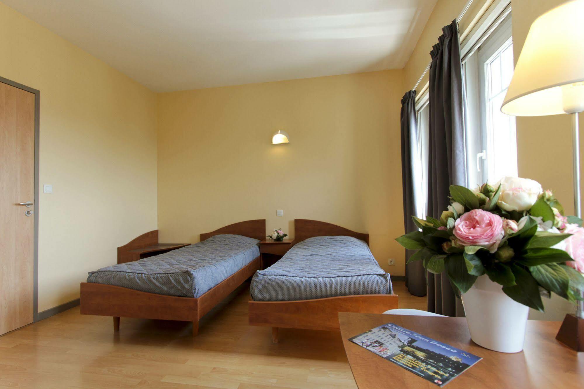 Centre Jean Bosco Hotel Lyon Kültér fotó A typical room at the hotel